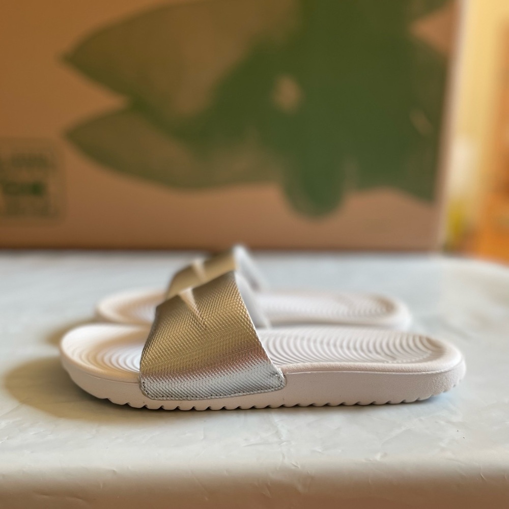 Women’s kawa slide white silver